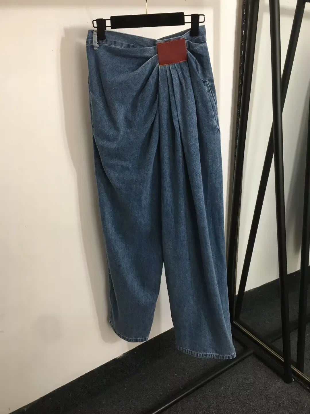 Hot sale new style popular logo leather label decoration letter pleated waist-cinching wide-leg denim trousers