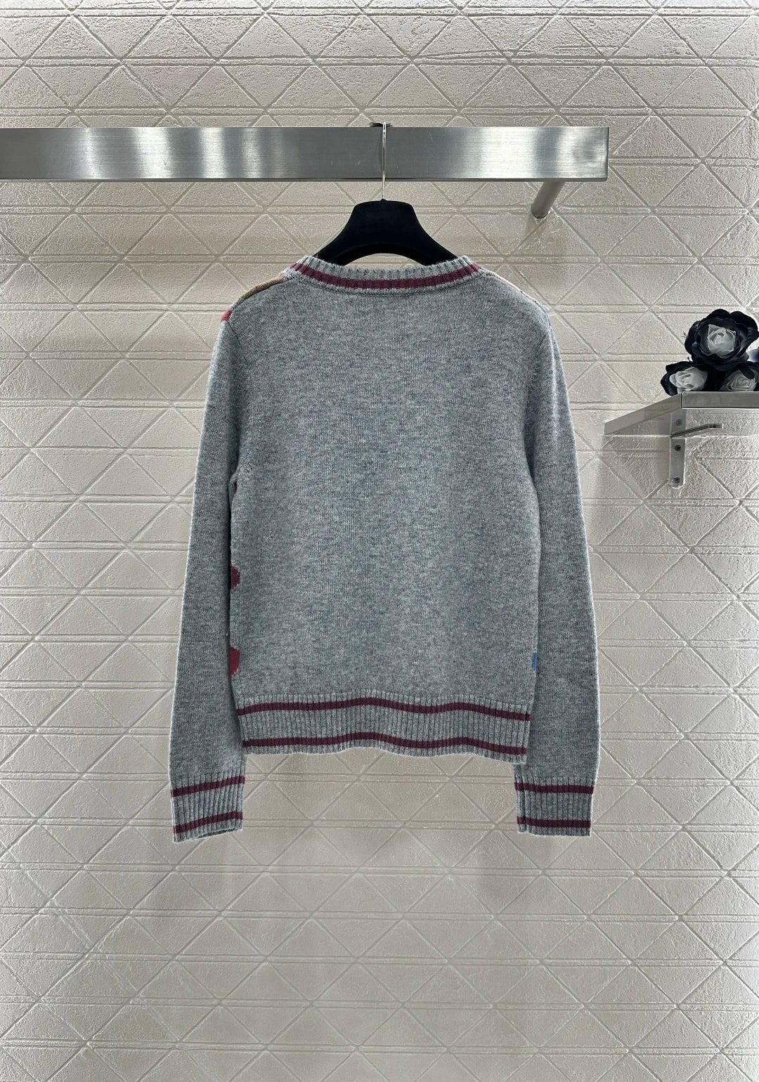 Autumn/Winter Wool V-Neck Diamond-Pattern Embroidered Knit Pullover Features Rich Color Combinations And Distinct Layered